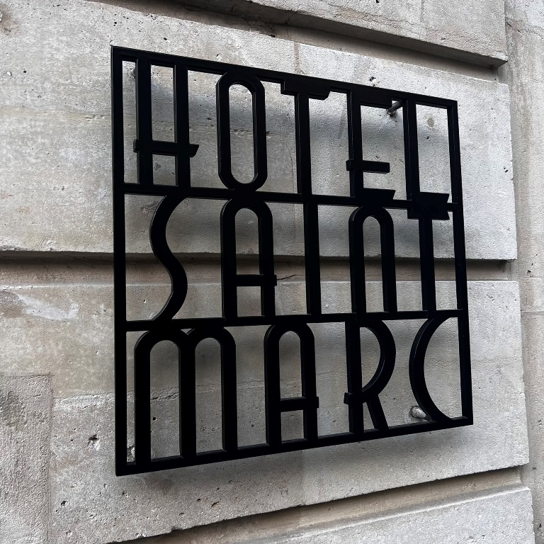 Enseigne murale Hotel Saint Marc en lettres métalliques noires