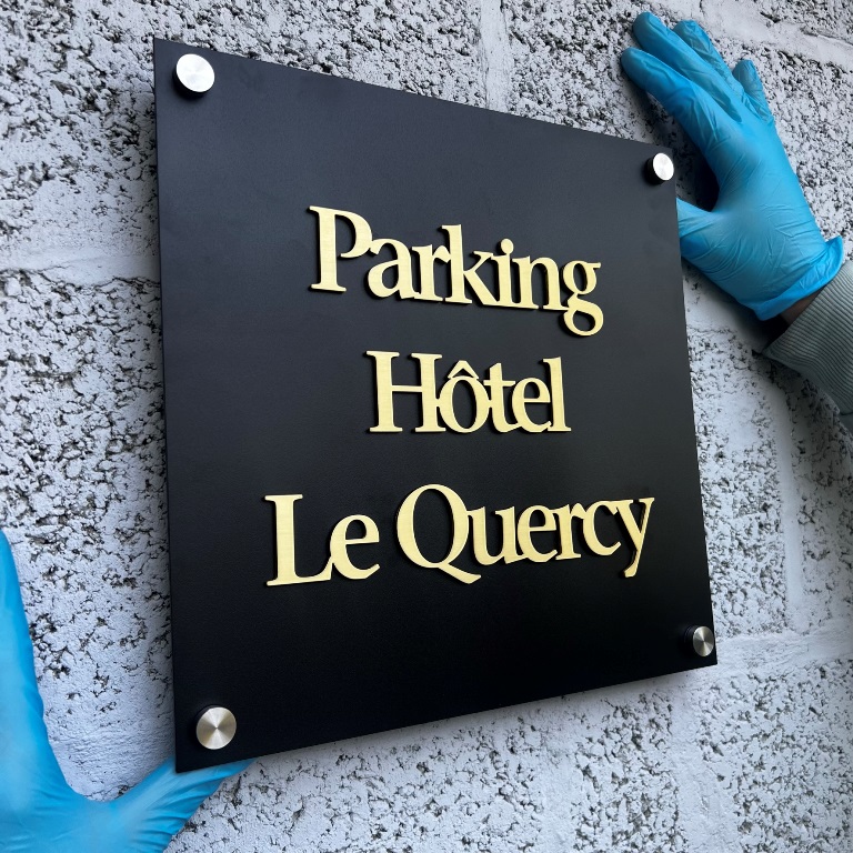 Alt : Plaque Parking Hôtel Le Quercy avec lettres dorées en relief