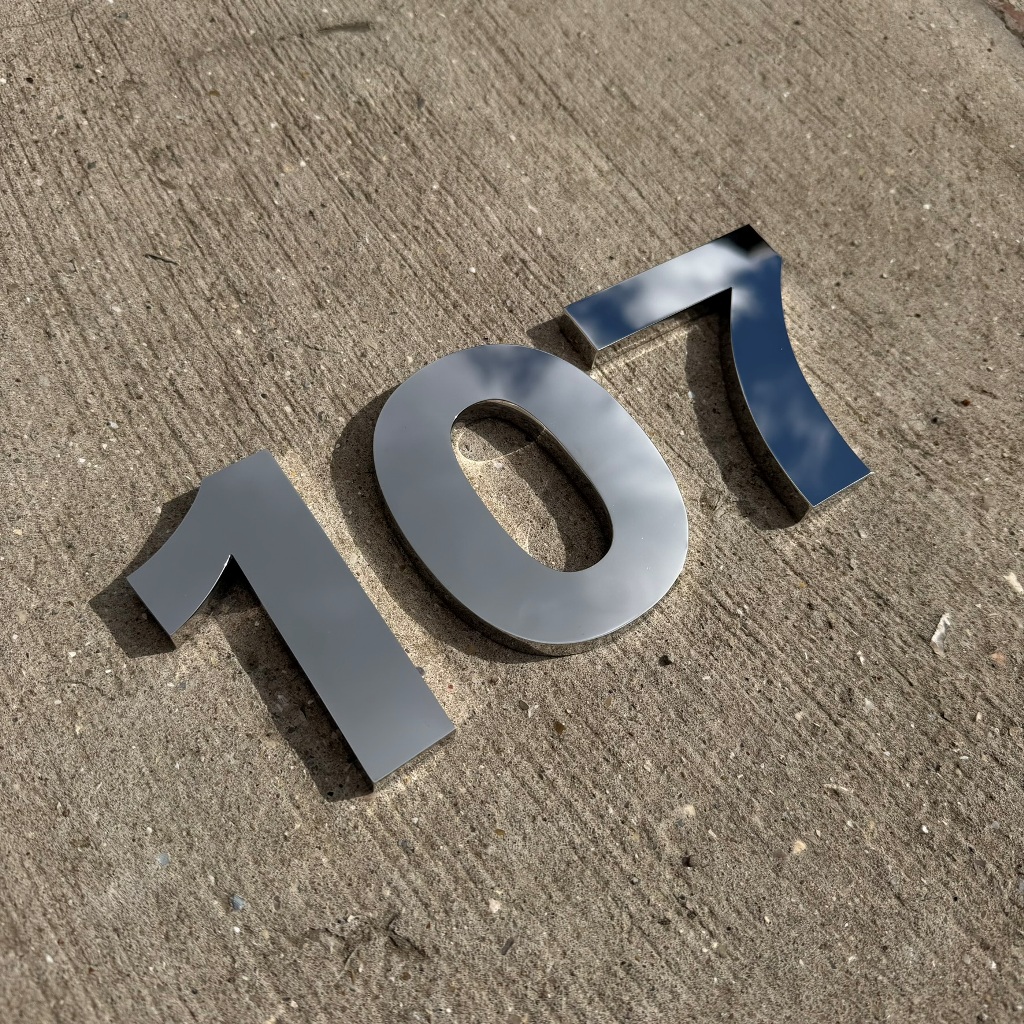 Chiffres 107 en métal poli miroir pour numéro de chambre d’hôtel