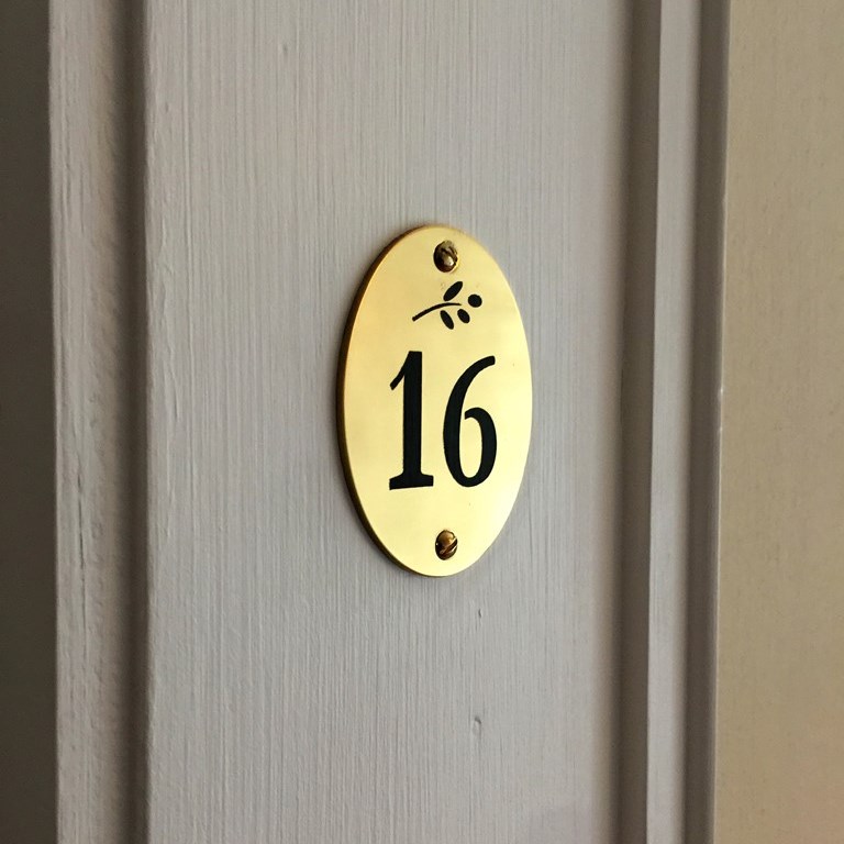 Plaque ovale dorée numéro 16 pour porte de chambre d’hôtel