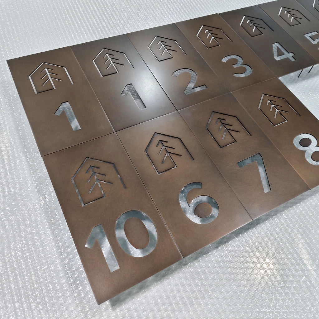 Plaques de numérotation d’étages en métal finition bronze découpé