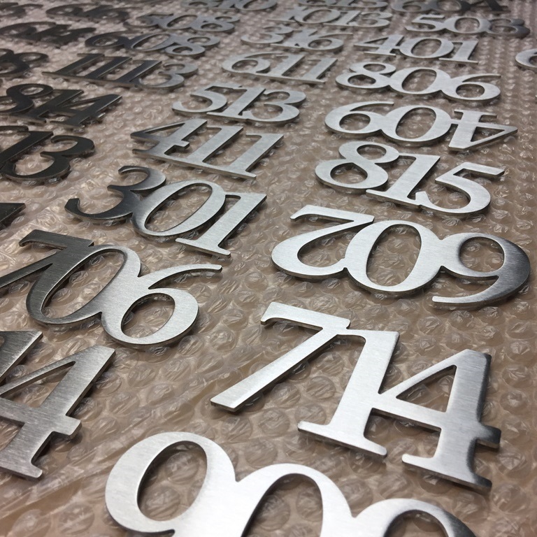 Numéros de chambres découpés en inox brossé pour hôtel