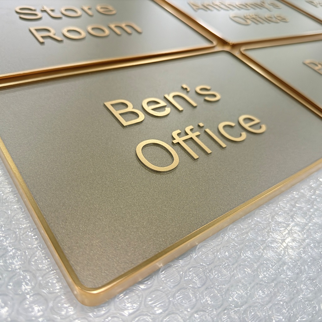 Plaques de porte personnalisées avec lettrage doré en relief pour hôtel