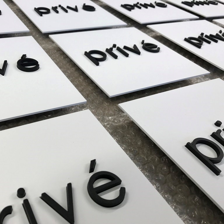 Plaques Privé avec lettres noires en relief pour espaces réservés d’hôtel