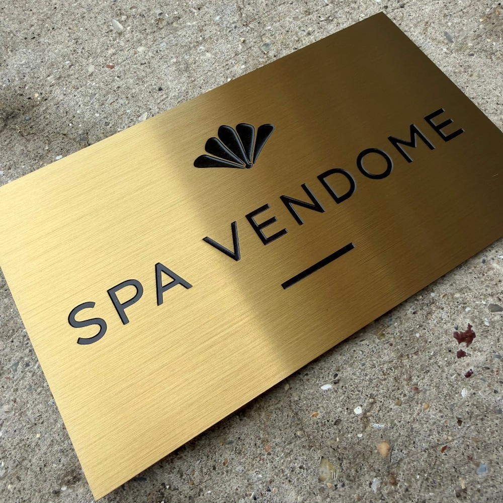 Plaque signalétique SPA Vendôme en laiton brossé doré