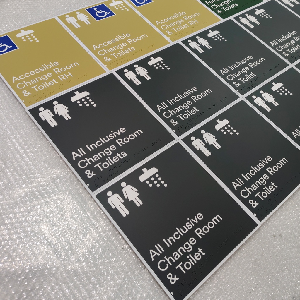 Alt : Plaques accessibles avec pictogrammes, braille et signalétique PMR