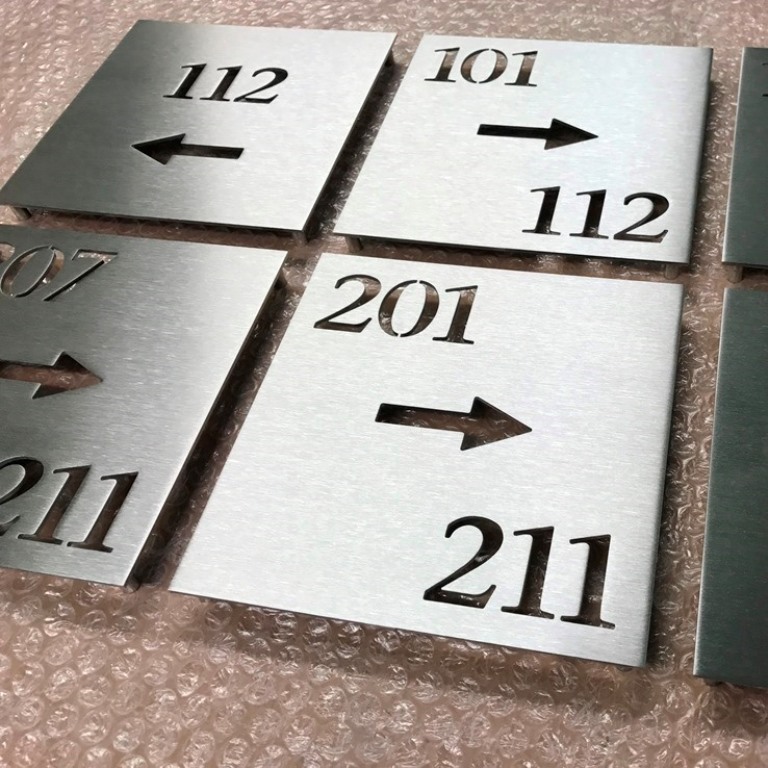 Plaques directionnelles en inox brossé avec numéros de chambres découpés