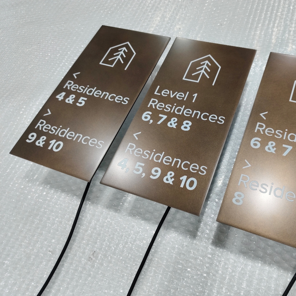 Plaques directionnelles finition bronze pour orientation des résidences d’hôtel