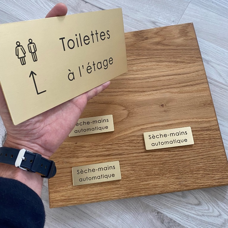 Plaques signalétiques dorées pour toilettes et équipements d’hôtel