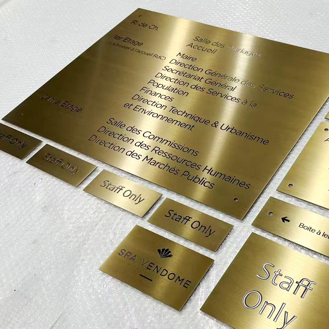 Alt : Plaques de signalétique en laiton brossé avec gravure personnalisée