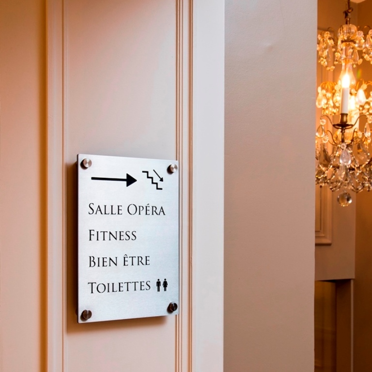 Plaque directionnelle en inox brossé pour espaces et services d’hôtel